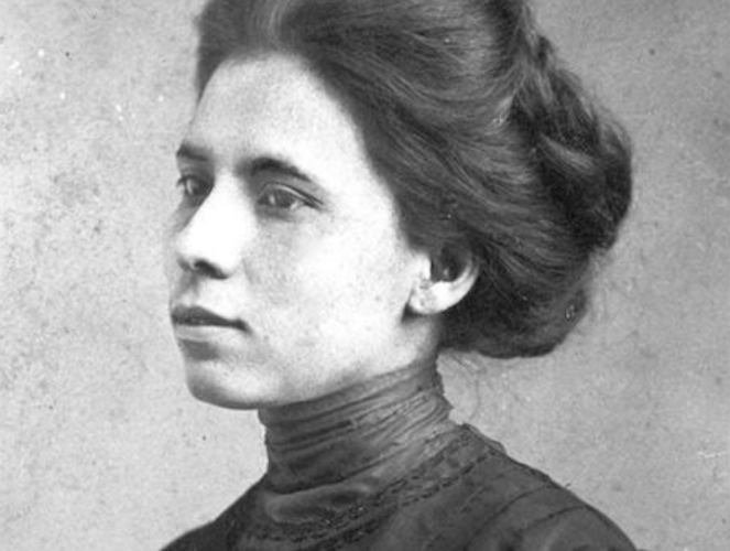 Retrato de estudio de Jovita Idar, hacia 1905.